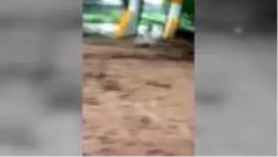 Sağanak sonrası oluşan sel bir evi kullanılamaz hale getirdi Sağanak sonrası oluşan sel bir evi kullanılamaz hale getirdi