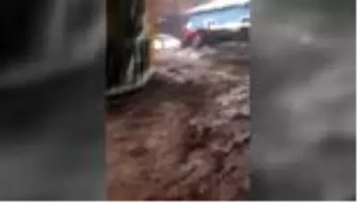 Sağanak sonrası oluşan sel bir evi kullanılamaz hale getirdi Sağanak sonrası oluşan sel bir evi kullanılamaz hale getirdi