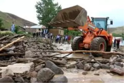 Sağanak yağış bölgesine ilk müdahaleyi Erciş Belediyesi yaptı