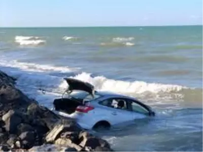 Samsun'da otomobil denize uçtu, sürücü sağ kurtuldu Samsun'da otomobil denize uçtu, sürücü sağ kurtuldu