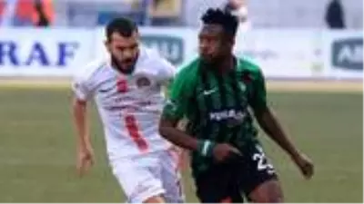 Şehri terk eden Ogenyi Onazi, cep telefonu sinyaliyle bulundu ve yeniden antrenmana çıkarıldı Şehri terk eden Ogenyi Onazi, cep telefonu sinyaliyle bulundu ve yeniden antrenmana çıkarıldı