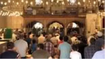 Selimiye Camisi'nde sosyal mesafeye uyularak cuma namazı kılındı Selimiye Camisi'nde sosyal mesafeye uyularak cuma namazı kılındı