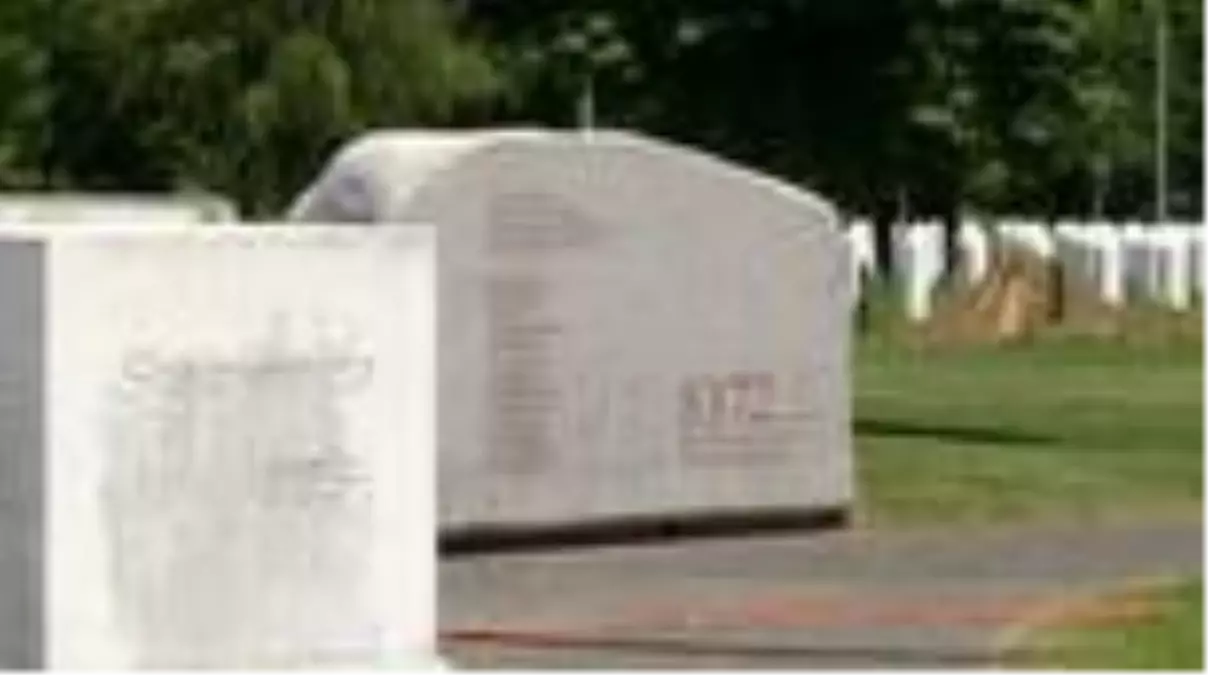 Srebrenitsa Soykırımı kurbanlarının cenazeleri toprağa verilmeyi bekliyor