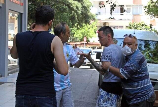 Üst üste iki gün evinde yangın çıkan genç, bina sakinleri tarafından dövüldü Üst üste iki gün evinde yangın çıkan genç, bina sakinleri tarafından dövüldü