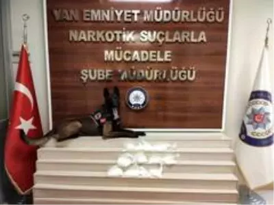Valizin taban kısmında 3 kilo metamfetamin ele geçirildi Valizin taban kısmında 3 kilo metamfetamin ele geçirildi