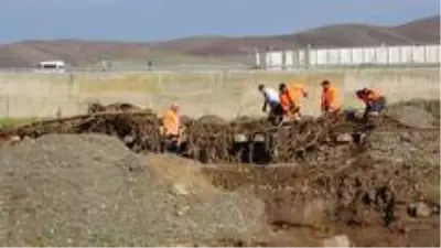 Van'da meydana gelen sel tren yolu ve tarım arazilerine zarar verdi Van'da meydana gelen sel tren yolu ve tarım arazilerine zarar verdi