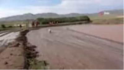 Van'da meydana gelen sel, tren yolu ve tarım arazilerine zarar verdi Van'da meydana gelen sel, tren yolu ve tarım arazilerine zarar verdi