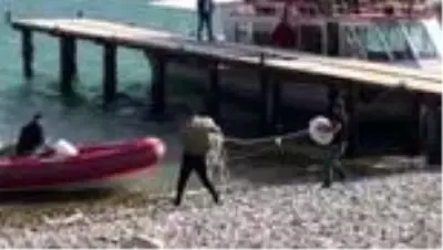Van Gölü'nde batan teknedeki cesetlerin çıkarılması çalışmalarına ara verildi Van Gölü'nde batan teknedeki cesetlerin çıkarılması çalışmalarına ara verildi