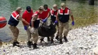 Van Gölü'nde batan tekneden cesetler çıkarılıyor Van Gölü'nde batan tekneden cesetler çıkarılıyor