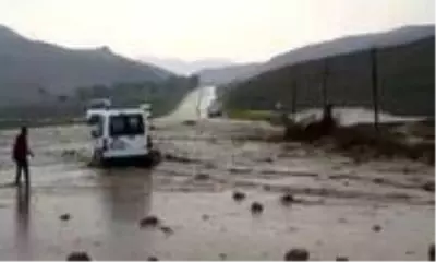 Van-Özalp kara yolu selden dolayı ulaşıma kapandı Van-Özalp kara yolu selden dolayı ulaşıma kapandı