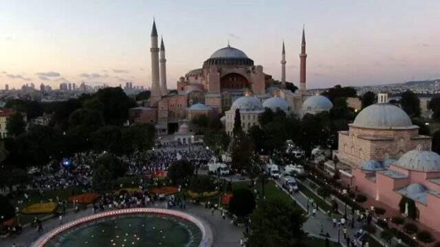 Yüzlerce kişi Ayasofya Cami önünde akşam namazını eda etti Yüzlerce kişi Ayasofya Cami önünde akşam namazını eda etti