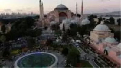 Yüzlerce kişi Ayasofya Cami önünde akşam namazını eda etti Yüzlerce kişi Ayasofya Cami önünde akşam namazını eda etti