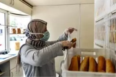 45 Halk Ekmek Satış Büfesi yeni sahiplerine teslim edildi 45 Halk Ekmek Satış Büfesi yeni sahiplerine teslim edildi
