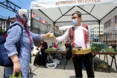 Altınordu'da pazara gelenlere limonata ikramı Altınordu'da pazara gelenlere limonata ikramı