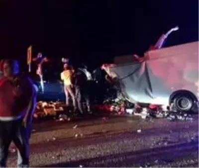 Antalya-Konya yolunda iki aracın kafa kafaya çarpıştığı kazada 2 kişi öldü, 4 kişi yaralandı Antalya-Konya yolunda iki aracın kafa kafaya çarpıştığı kazada 2 kişi öldü, 4 kişi yaralandı