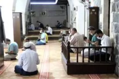 Ayasofya'nın tekrar ibadete açılması nedeniyle şükür namazı kıldılar Ayasofya'nın tekrar ibadete açılması nedeniyle şükür namazı kıldılar