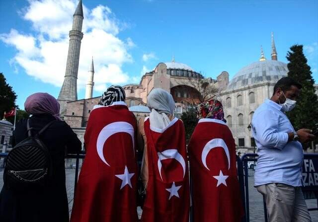 Ayasofya'nın yeniden cami olmasına dünyadan destek yağdı Ayasofya'nın yeniden cami olmasına dünyadan destek yağdı