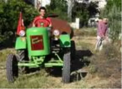 Dede yadigarı 70 yıllık traktörü 68 bin lira harcayarak çürümekten kurtardı Dede yadigarı 70 yıllık traktörü 68 bin lira harcayarak çürümekten kurtardı