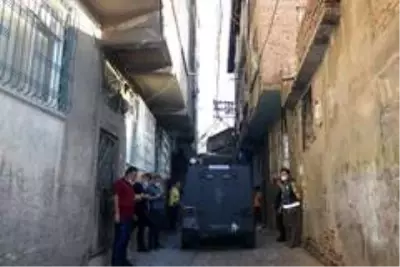 Diyarbakır'da 1 çocuğun öldüğü, 3 kişinin yaralandığı saldırıda, 1 kişi tutuklandı Diyarbakır'da 1 çocuğun öldüğü, 3 kişinin yaralandığı saldırıda, 1 kişi tutuklandı