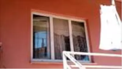 Düğüne hazırlanan gelinin 60 bin liralık nişan takılarını çaldılar