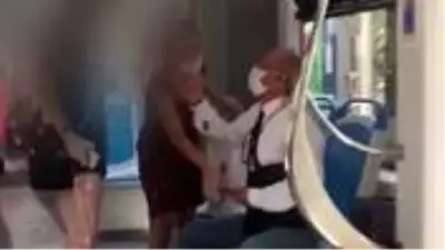 Emekli hakim, tramvayda 15 yaşındaki kızların fotoğrafını çekerken yakalandı Emekli hakim, tramvayda 15 yaşındaki kızların fotoğrafını çekerken yakalandı