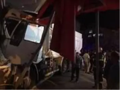 Fatsa'da kamyon işyerine girdi