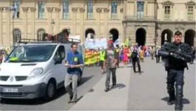 Fransa'da evsizler ve kiracılar lojman sorununu protesto etti Fransa'da evsizler ve kiracılar lojman sorununu protesto etti
