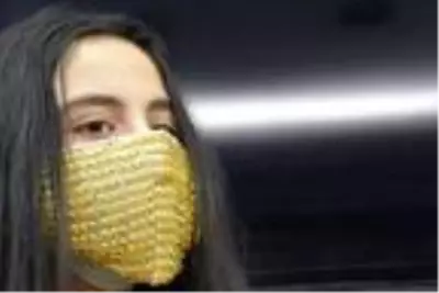 Gelinler için altın işlemeli maske yaptılar Gelinler için altın işlemeli maske yaptılar