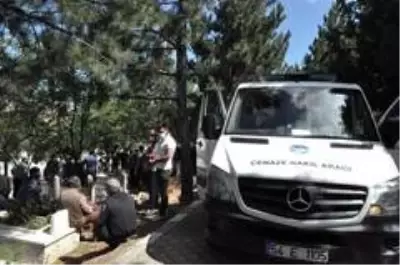 Son dakika haberi! Havai fişek fabrikasındaki patlamada hayatını kaybeden Kor'un cenazesi defnedildi Son dakika haberi! Havai fişek fabrikasındaki patlamada hayatını kaybeden Kor'un cenazesi defnedildi