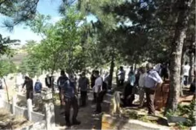 Son dakika haberi! Havai fişek fabrikasındaki patlamada hayatını kaybeden Kor'un cenazesi defnedildi Son dakika haberi! Havai fişek fabrikasındaki patlamada hayatını kaybeden Kor'un cenazesi defnedildi
