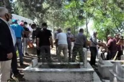 Son dakika haberi! Havai fişek fabrikasındaki patlamada hayatını kaybeden Kor'un cenazesi defnedildi Son dakika haberi! Havai fişek fabrikasındaki patlamada hayatını kaybeden Kor'un cenazesi defnedildi
