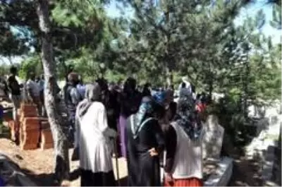 Son dakika haberi! Havai fişek fabrikasındaki patlamada hayatını kaybeden Kor'un cenazesi defnedildi Son dakika haberi! Havai fişek fabrikasındaki patlamada hayatını kaybeden Kor'un cenazesi defnedildi