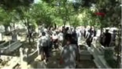 Son dakika haberi! Havai fişek fabrikasındaki patlamada ölen işçi toprağa verildi Son dakika haberi! Havai fişek fabrikasındaki patlamada ölen işçi toprağa verildi