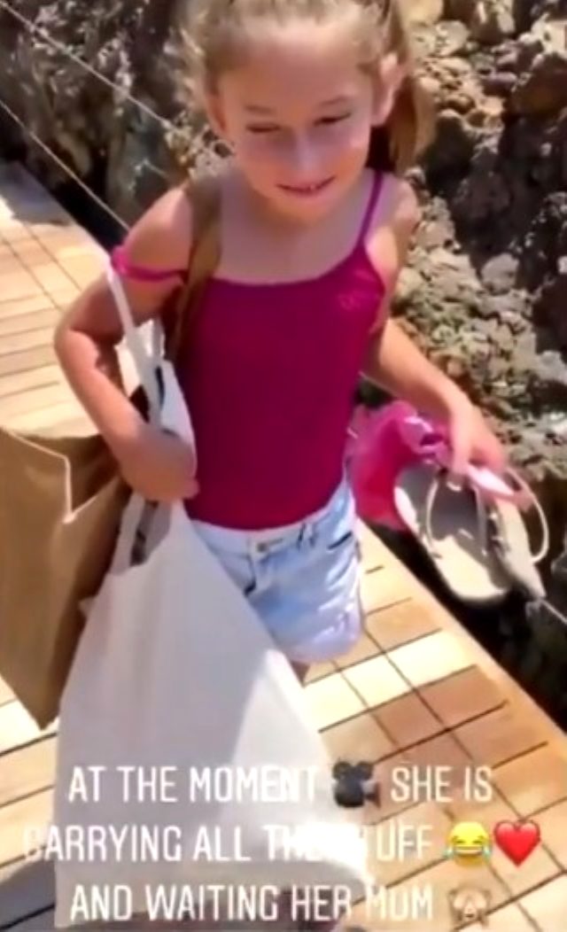 Instagram'ı ikiye bölen video! Şeyma Subaşı dans etti, 7 yaşındaki kızı eşyalarını taşıdı