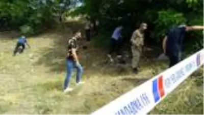 Kaza yapan zırhlı araç takla attı, etrafa altın saçıldı! Ekipler karış karış arıyor Kaza yapan zırhlı araç takla attı, etrafa altın saçıldı! Ekipler karış karış arıyor