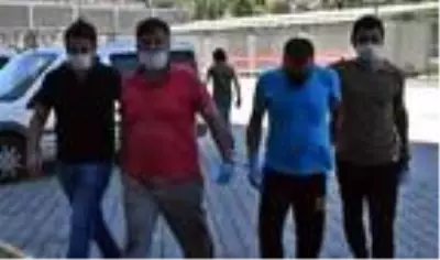 Kovalamaca sırasında otomobilden polise ateş açan 4 kişi yakalandı Kovalamaca sırasında otomobilden polise ateş açan 4 kişi yakalandı