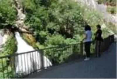 Küre Dağları Milli Parkı'nda kanyon içindeki şelaleye yoğun ilgi