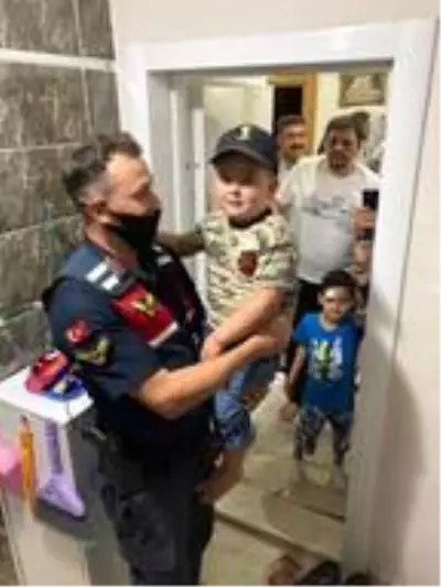 Minik Mustafa'ya jandarmadan doğum günü süprizi Minik Mustafa'ya jandarmadan doğum günü süprizi