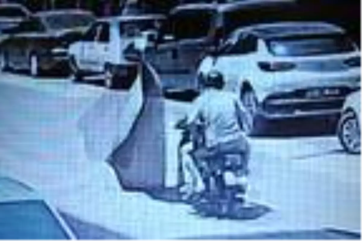 Motosikletin üzerine balkona asılan halı düştü 2 yaralı Haber