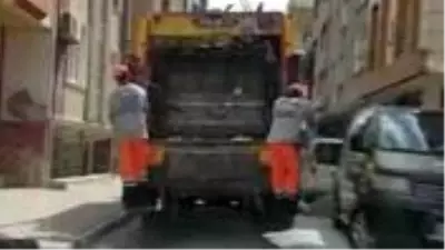 Ne yaparsan yap, işini severek yap! İşçiler hem dans etti hem çöp topladı Ne yaparsan yap, işini severek yap! İşçiler hem dans etti hem çöp topladı
