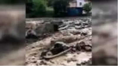 Sağanak nedeniyle kapanan köy yolları ulaşıma açıldı Sağanak nedeniyle kapanan köy yolları ulaşıma açıldı