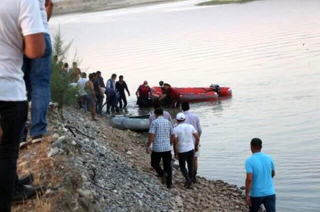 Serinlemek amacıyla çaya giren amca yeğen boğuldu Serinlemek amacıyla çaya giren amca yeğen boğuldu