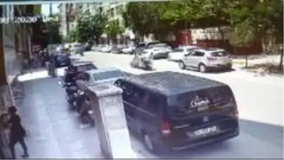 Seyir halindeki motosikletin önüne halı düştü: 2 yaralı Seyir halindeki motosikletin önüne halı düştü: 2 yaralı