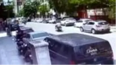 Seyir halindeyken önüne halı düşen motosiklet böyle savruldu Seyir halindeyken önüne halı düşen motosiklet böyle savruldu