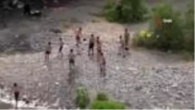 Sıcaklar bastırdı gençler su kenarına koştu Sıcaklar bastırdı gençler su kenarına koştu