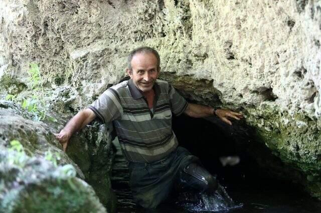 Şifa bulmak için Türkiye'nin dört bir yanından Bursa'daki su dolu tünele akın ediyorlar Şifa bulmak için Türkiye'nin dört bir yanından Bursa'daki su dolu tünele akın ediyorlar