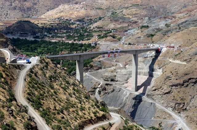 Son dakika: Türkiye'nin en yüksek köprüsü olan Botan Çayı Beğendik Köprüsü açıldı