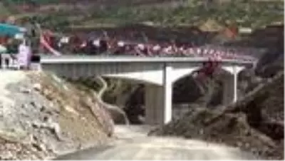 Türkiye’nin en yüksek köprüsü hizmete açıldı