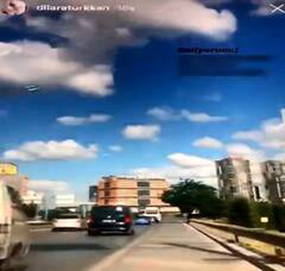 Türkkan'ın modacı kızı çakarlı araçla trafik kurallarını hiçe sayıp sosyal medyadan paylaştı