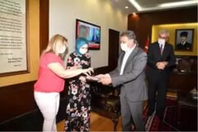 Vali Şıldak'tan Nüfus memurlarına çikolata ikramı Vali Şıldak'tan Nüfus memurlarına çikolata ikramı